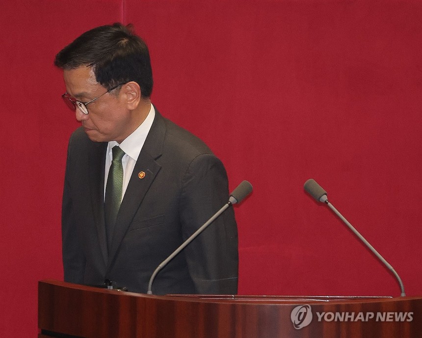 1년4개월만에 경제지휘봉 내려놓은 최상목…'탄핵안'에 전격사퇴
[연합뉴스 자료사진. 재판매 및 DB 금지]