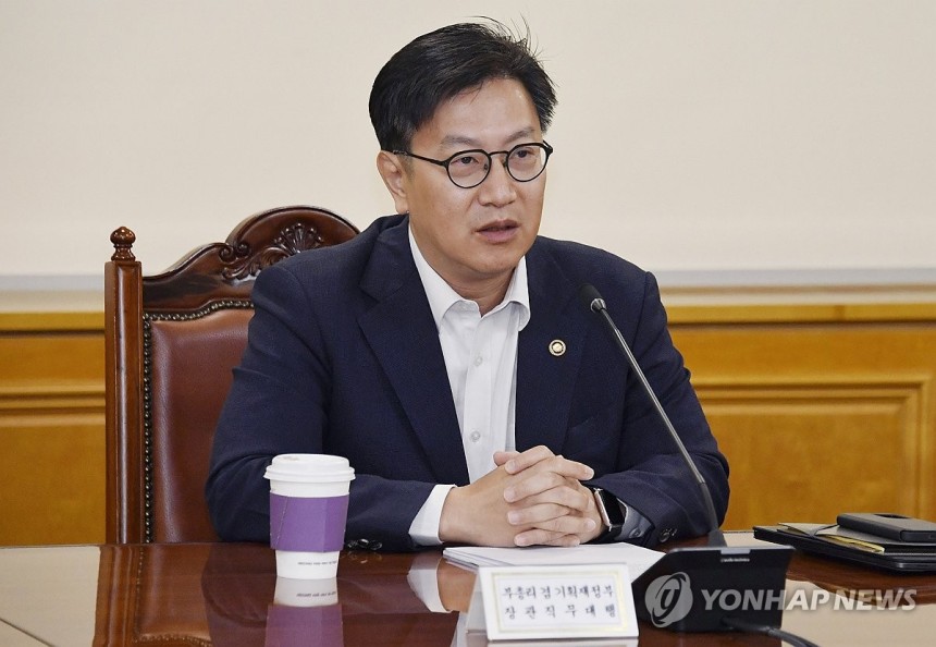 '거시경제·금융현안 간담회' 주재하는 김범석 직무대행
(서울=연합뉴스) 김범석 부총리 겸 기획재정부 장관 직무대행이 2일 서울 중구 은행회관에서 열린 '거시경제·금융현안 간담회'를 주재하고 있다. 2025.5.2 [