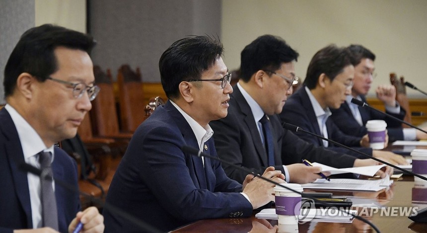 거시경제·금융현안 간담회
(서울=연합뉴스) 김범석 부총리 겸 기획재정부 장관 직무대행이 2일 서울 중구 은행회관에서 열린 '거시경제·금융현안 간담회'를 주재하고 있다. 2025.5.2 [기획재정부 제공. 재판매 및 
