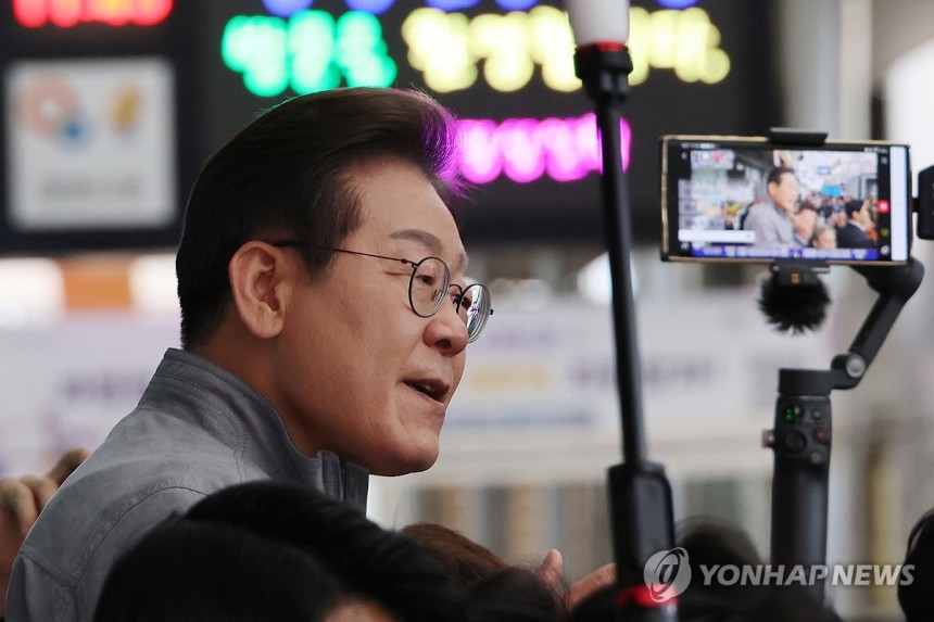 강원 도민들에게 지지 호소하는 이재명 후보
(양양=연합뉴스) 김주성 기자 = 더불어민주당 이재명 대선 후보가 '골목골목 경청투어' 사흘째인 3일 강원도 양양군 양양시장에서 도민들에게 지지를 호소하고 있다. 2025.