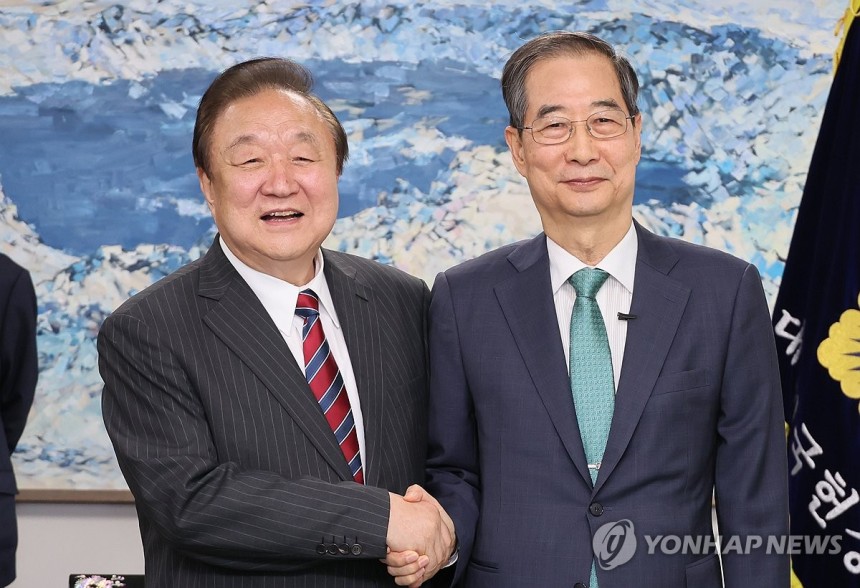 정대철 헌정회장과 악수하는 한덕수 전 총리
(서울=연합뉴스) 이정훈 기자 = 한덕수 전 국무총리가 3일 서울 여의도 국회 헌정기념관을 방문, 정대철 헌정회장과 악수하고 있다. 2025.5.3 uwg806@yna.co
