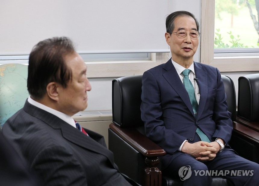 대한민국 헌정회 예방한 한덕수 전 총리
(서울=연합뉴스) 이정훈 기자 = 3일 서울 여의도 국회 헌정기념관을 찾은 한덕수 전 국무총리가 발언하고 있다. 왼쪽은 정대철 헌정회장. 2025.5.3 uwg806@yna.c