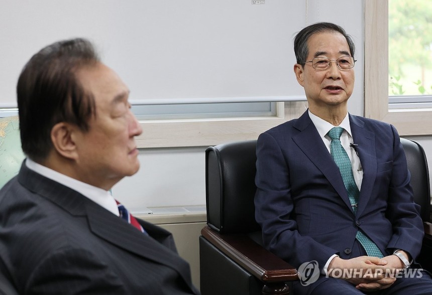 정대철 헌정회장 만난 무소속 한덕수 대선 예비후보 
(서울=연합뉴스) 이정훈 기자 = 3일 서울 여의도 국회 헌정기념관을 찾은 무소속 한덕수 대선 예비후보가 발언하고 있다. 왼쪽은 정대철 헌정회장. 2025.5.3 