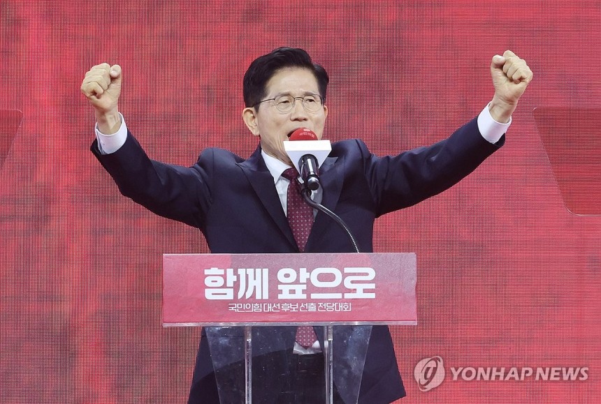 수락연설하는 김문수 후보
(고양=연합뉴스) 박동주 기자 = 국민의힘 대선 후보로 선출된 김문수 후보가 3일 경기 고양시 킨텍스에서 열린 국민의힘 전당대회에서 수락 연설을 하고 있다. 2025.5.3 [공동취재] pd