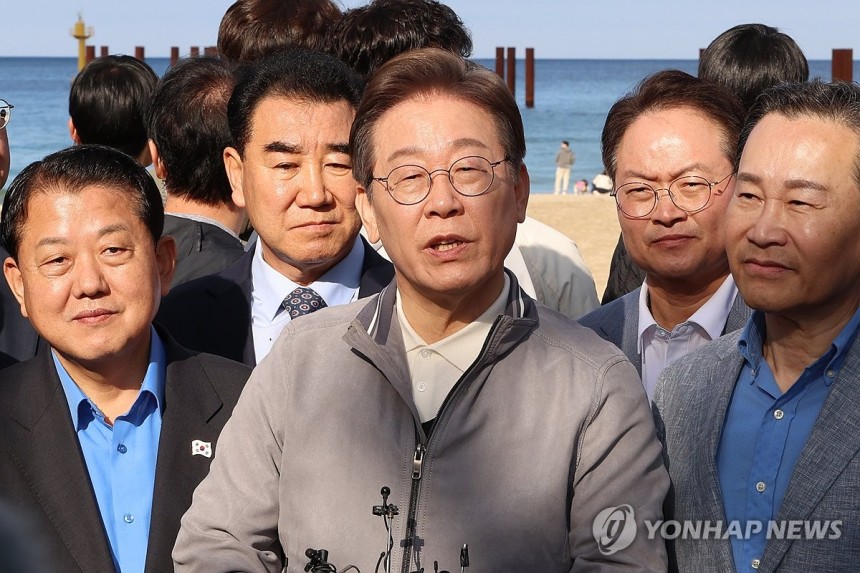 김문수 대선 후보 선출 관련 질문에 답하는 이재명 후보
(삼척=연합뉴스) 김주성 기자 = 더불어민주당 이재명 대선 후보가 '골목골목 경청투어' 사흘째인 3일 강원도 삼척해수욕장을 찾아 도민들을 만난 뒤 국민의힘 김문