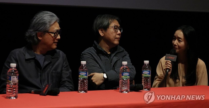 박찬욱, 박찬경, 이정현 함께
(전주=연합뉴스) 나보배 기자 = 제26회 전주국제영화제 넷째 날인 3일, 'J스페셜클래스'에 참석한 박찬욱 감독(왼쪽)과 박찬경 감독, 이정현 배우가 관객들의 질문에 답하고 있다. 2