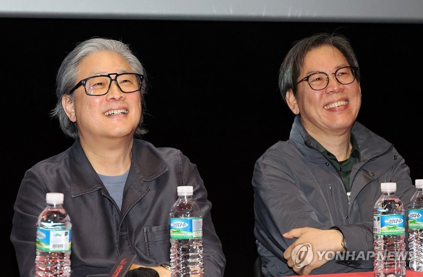 대화하는 박찬욱·박찬경
(전주=연합뉴스) 나보배 기자 = 제26회 전주국제영화제 넷째 날인 3일, 'J스페셜클래스'에 참석한 박찬욱 감독(왼쪽)과 박찬경 감독이 관객의 질문을 듣고 있다. 2025.5.3 warm@y