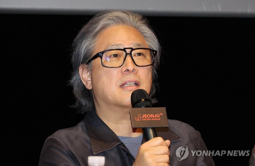 박찬욱 감독, 관객과의 대화
(전주=연합뉴스) 나보배 기자 = 제26회 전주국제영화제 넷째 날인 3일, 'J스페셜클래스'에 참석한 박찬욱 감독(왼쪽)과 박찬경 감독이 관객의 질문을 듣고 있다. 2025.5.3 war