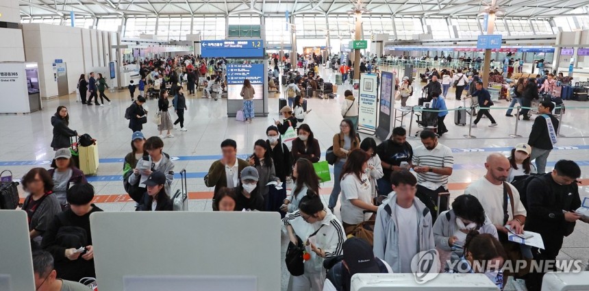 여행객들로 붐비는 공항 출국장 (영종도=연합뉴스) 김도훈 기자 = 4일 인천국제공항 제1여객터미널 출국장이 여행객들로 붐비고 있다.2025.5.4 