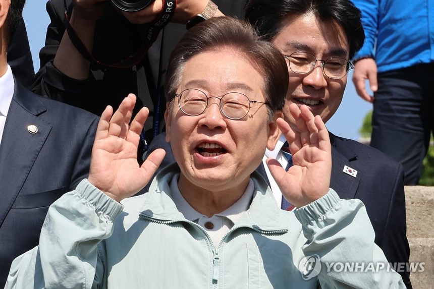 대선 한 달 앞…현장 행보 이어가는 이재명 후보
(영주=연합뉴스) 김주성 기자 = 더불어민주당 이재명 대선 후보가 대선을 한 달 앞둔 4일 '골목골목 경청투어 : 단양8경편' 첫 방문지인 경북 영주시 문정둔치에서 열