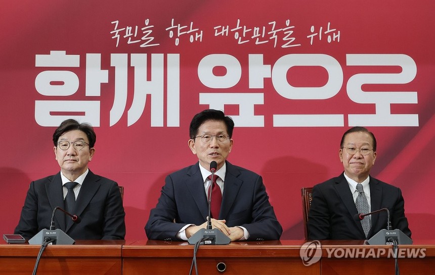 국민의힘 선대위 회의 참석한 김문수 대선 후보
(서울=연합뉴스) 류영석 기자 = 국민의힘 김문수 대선 후보가 4일 국회에서 열린 당 선거대책위원회 회의에서 발언하고 있다. 2025.5.4 ondol@yna.co.kr