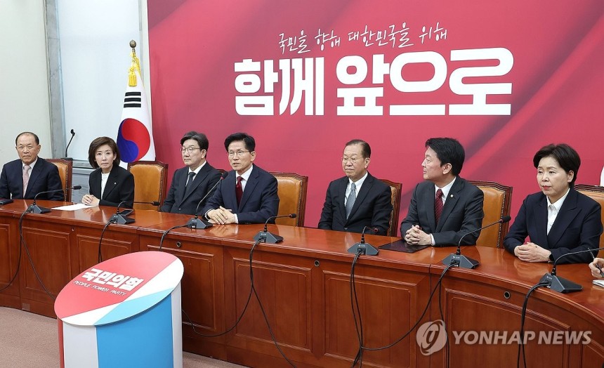 김문수 후보, 선대위 발언
(서울=연합뉴스) 류영석 기자 = 국민의힘 김문수 대선 후보가 4일 국회에서 열린 당 선거대책위원회 회의에서 발언하고 있다. 2025.5.4 ondol@yna.co.kr