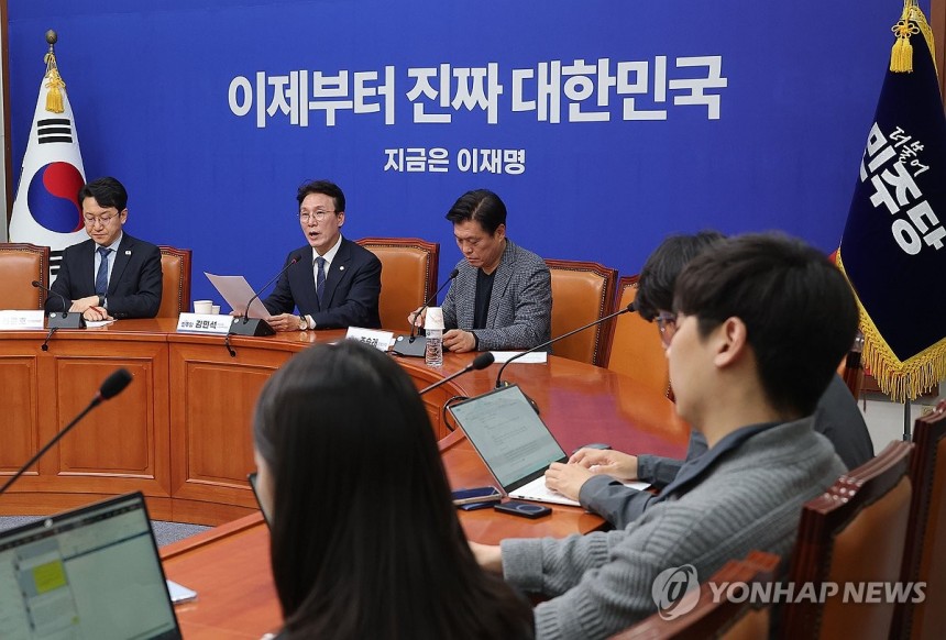 발언하는 김민석 최고위원
(서울=연합뉴스) 류영석 기자 = 더불어민주당 김민석 상임공동선거대책위원장이 4일 국회에서 열린 기자간담회에서 발언하고 있다. 2025.5.4 ondol@yna.co.kr