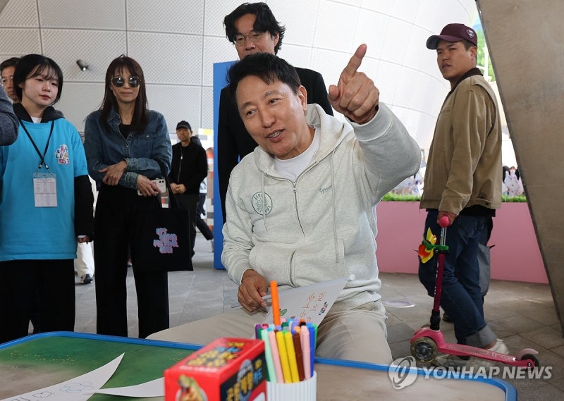 <b>DDP 봄축제</b> 찾은 <b>오세훈 서울시장</b>