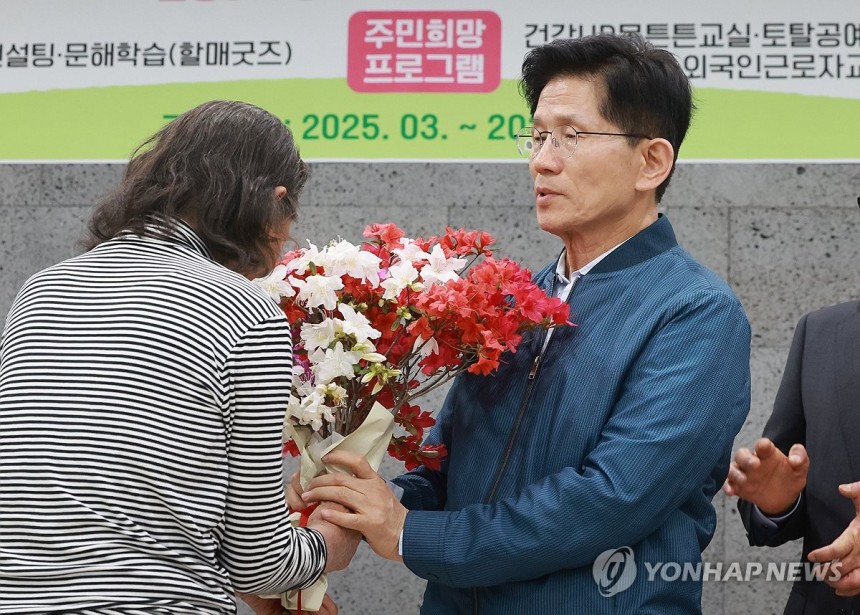 한센인 마을 주민으로부터 꽃다발 받는 국민의힘 김문수 후보
(포천=연합뉴스) 신현우 기자 = 국민의힘 김문수 대선 후보가 4일 한센인 마을인 경기도 포천시 장자마을을 방문해 간담회에서 편지를 읽은 주민이 전달하는 꽃