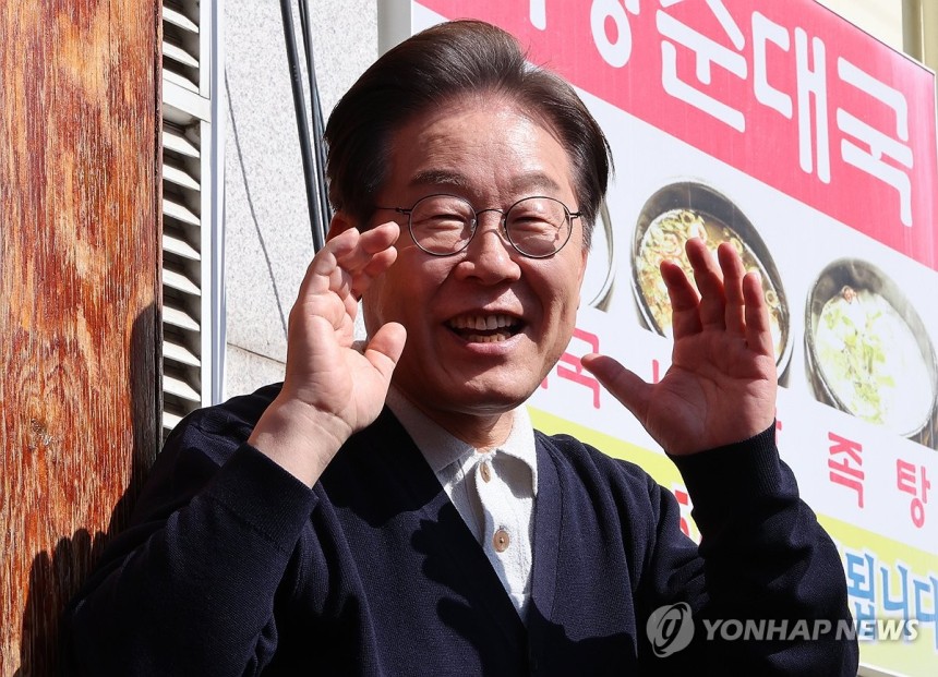 영월 장터에서 발언하는 이재명 후보
(영월=연합뉴스) 김주성 기자 = 더불어민주당 이재명 대선 후보가 '골목골목 경청투어' : 단양8경편'에 나선 4일 강원도 영월군 영월서부시장에서 지지를 호소하고 있다. 2025.