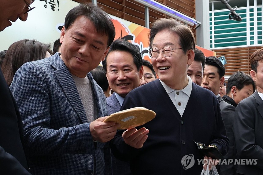 영월 장터 찾은 이재명 후보
(영월=연합뉴스) 김주성 기자 = 더불어민주당 이재명 대선 후보가 '골목골목 경청투어' : 단양8경편'에 나선 4일 강원도 영월군 영월서부시장에서 엿을 사며 공동선대위원장을 맡은 이광재 