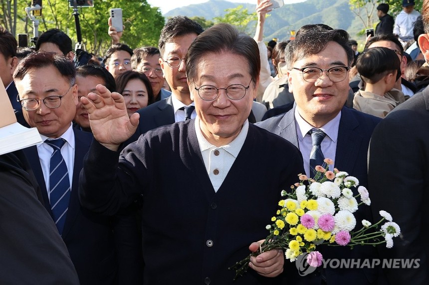지지자들에게 인사하는 이재명 후보
(제천=연합뉴스) 김주성 기자 = 더불어민주당 이재명 대선 후보가 '골목골목 경청투어' : 단양8경편'에 나선 4일 충북 제천군 의림지를 찾아 한 지지자가 준 꽃을 들고 인사하고 있