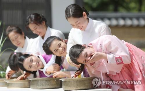 단오 맞아 창포물에 머리 감는 외국인 유학생 (대구=연합뉴스) 윤관식 기자 = 음력 5월 5일 전통 명절 단오를 이틀 앞둔 20일 오전 경북 경산시 영남대학교 민속촌에서 외국인 유학생들이 창포물에 머리 감기 체험을