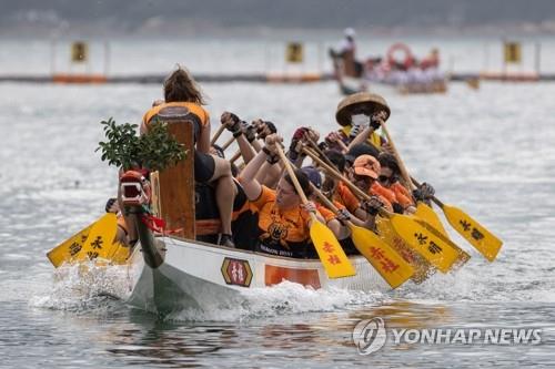 단오맞이 용선 경기하는 홍콩 시민들 (홍콩 EPA=연합뉴스) 홍콩 시민들이 단오인 3일 용선 경주를 하며 노를 젓고 있다.중화권에는 매년 음력 5월 5일 단오에 초나라 시인 굴원(屈原)을 추모하는 의미로 용선 경