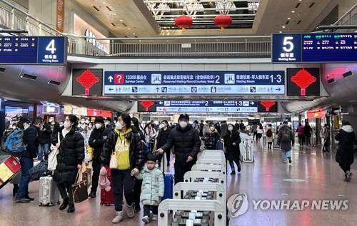 중국 춘제 앞두고 기차 기다리는 사람들 (베이징=연합뉴스) 한종구 특파원 = 중국 최대 명절 춘제(春節·중국의 설)를 앞둔 18일 베이징 최대 기차역인 베이징 서역에서 중국인들이 고향 가는 기차를 기다리고 있다.2