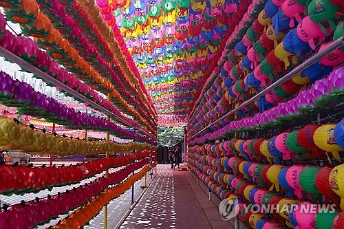 부처님 오신날 앞둔 조계사 (서울=연합뉴스) 서대연 기자 = 부처님 오신 날을 일주일 앞둔 28일 서울 종로구 조계사에 형형색색의 연등이 달려 있다.2025.4.28 