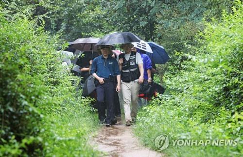 성폭행 현장을 점검하는 경찰들,<a href=