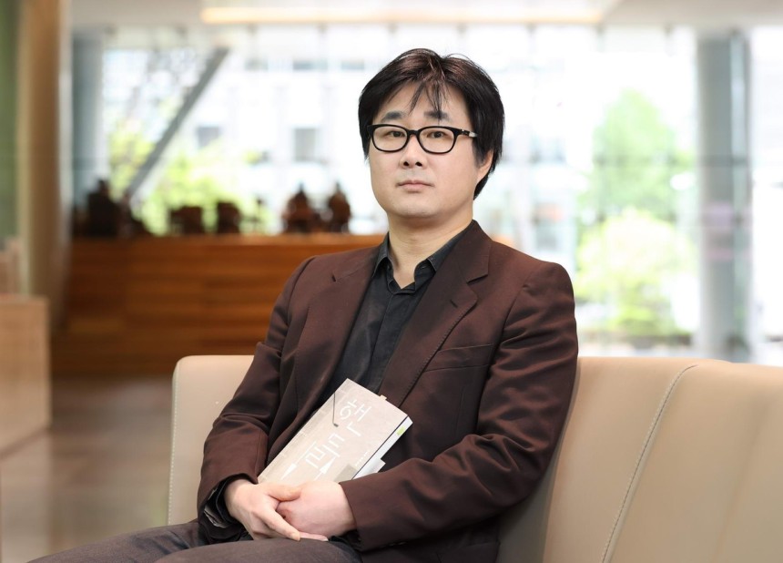 포즈 취하는 '핸들' 작가 이동욱 (서울=연합뉴스) 이재희 기자 = 장편소설 '핸들'을 쓴 이동욱 작가가 지난 2일 서울 종로구 연합뉴스 사옥에서 열린 인터뷰에 앞서 포즈를 취하고 있다.2025.5.5 scape@