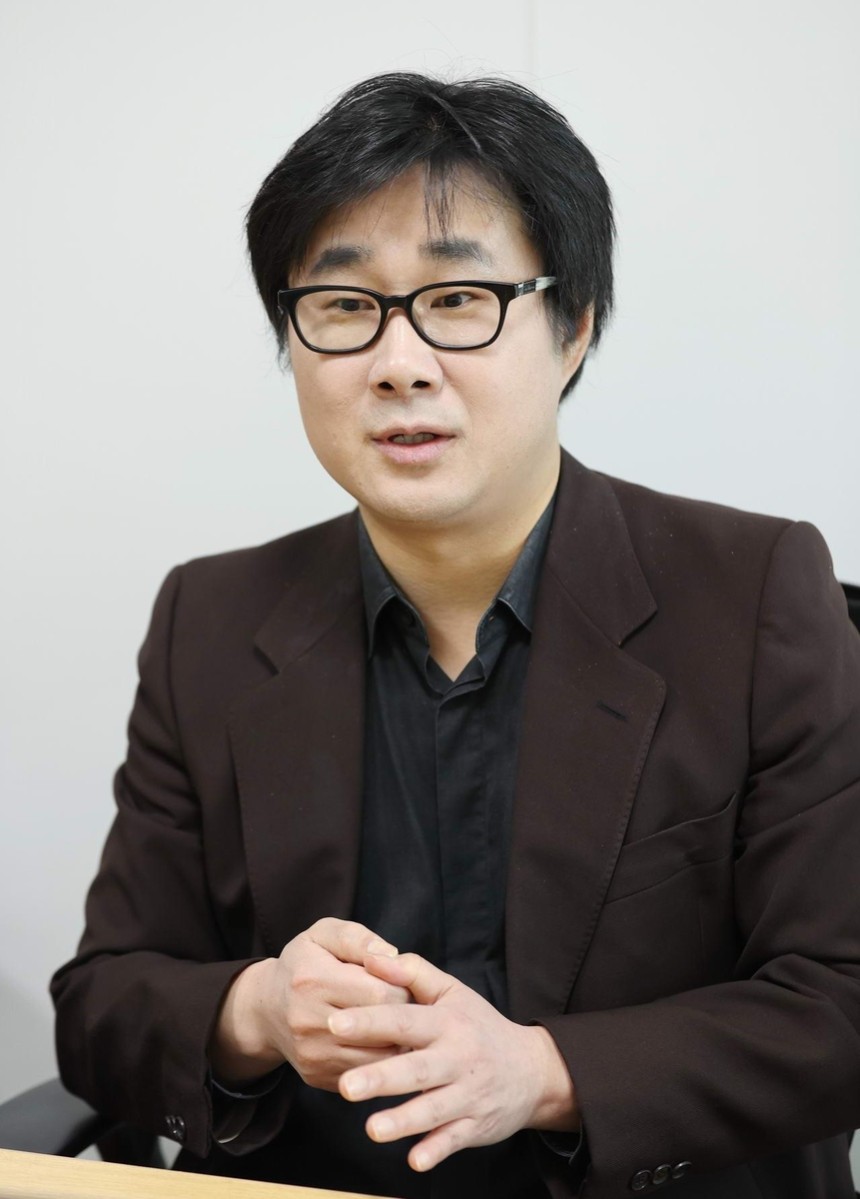 인터뷰하는 이동욱 작가 (서울=연합뉴스) 이재희 기자 = 장편소설 '핸들'을 쓴 이동욱 작가가 지난 2일 서울 종로구 연합뉴스 사옥에서 인터뷰를　하고 있다.2025.5.5 