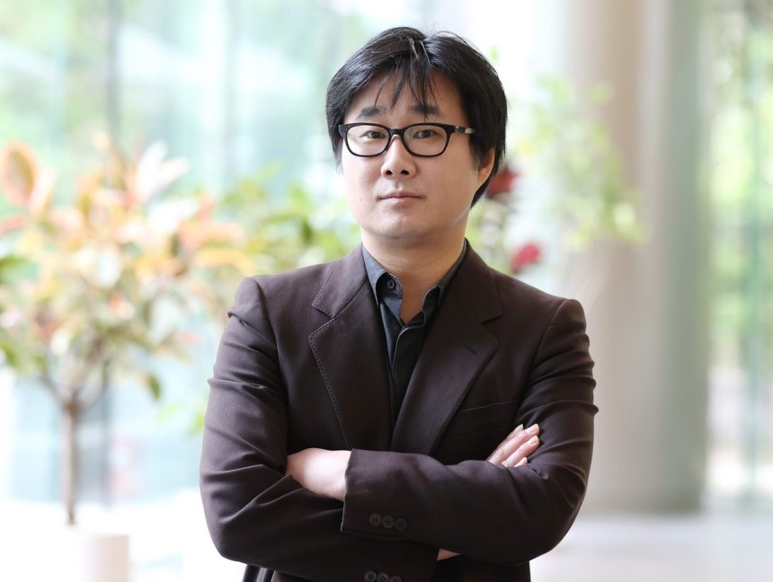 포즈 취하는 '핸들' 작가 이동욱 (서울=연합뉴스) 이재희 기자 = 장편소설 '핸들'을 쓴 이동욱 작가가 지난 2일 서울 종로구 연합뉴스 사옥에서 열린 인터뷰에 앞서 포즈를 취하고 있다.2025.5.5 scape@