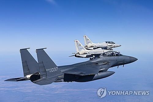 우정 비행하는 한국 공군 F-15K와 필리핀 공군 FA-50PH (서울=연합뉴스) 지난해 7월 31일 호주 다윈기지 상공에서 피치블랙 훈련에 참여한 한국 공군 F-15K와 필리핀 공군 FA-50PH가 우정 비행하고 