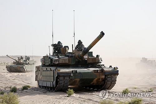 육군 기계화부대,UAE 현지 연합훈련 성공리에 종료 (서울=연합뉴스) UAE 알하므라 훈련장에서 방어작전 야외기동훈련(FTX)에 참가한 K2전차가 적의 공격이 예상되는 지점으로 기동하고 있다.2025.2.21 [