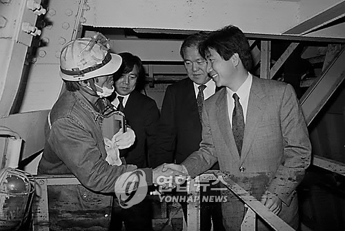1990년 악수하는 골리앗 크레인 농성 근로자들과 민주당의원들 [연합뉴스 자료사진]