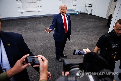 기자 질문에 답변하는 트럼프
[EPA 연합뉴스 자료사진. 재판매 및 DB 금지]