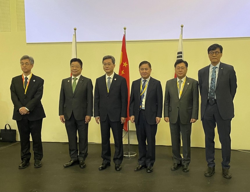 이창용 한국은행 총재(왼쪽부터), 최지영 기획재정부 차관보, 판궁성 중국 인민은행장, 란 포안 중국 재무장관, 가토 가쓰노부 일본 재무상, 히미노 료조 일본은행 부총재 등이 4일 오전(현지시간) 이탈리아 밀라노에서 