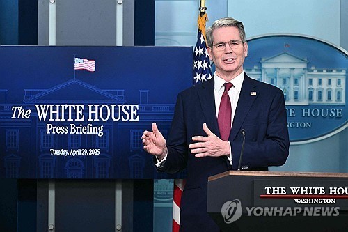 백악관에서 브리핑하는 베선트 미 재무장관 [AFP 연합뉴스 자료사진.재판매 및 DB 금지]
