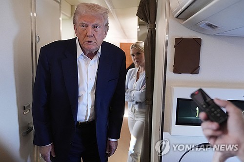 전용기에서 취재진과 문답 나누는 트럼프
[AP=연합뉴스. 재판매 및 DB 금지]
