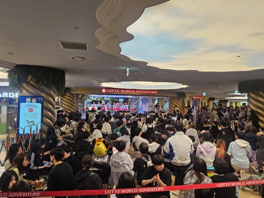 어린이날 롯데월드 입장 기다리는 시민들 [촬영 정윤주]