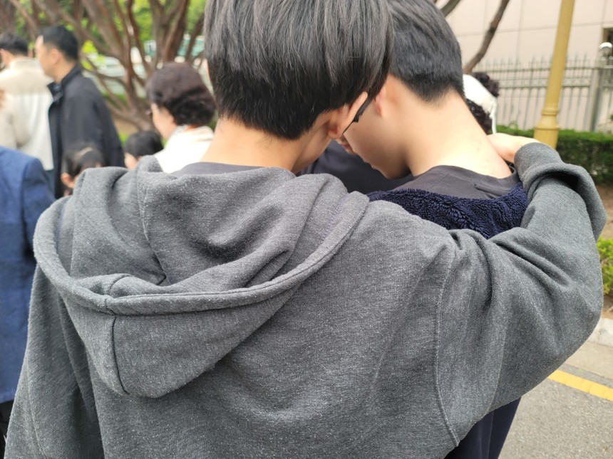 게임하는 태환이(오른쪽)와 응원하는 영진이
[촬영 이영섭]