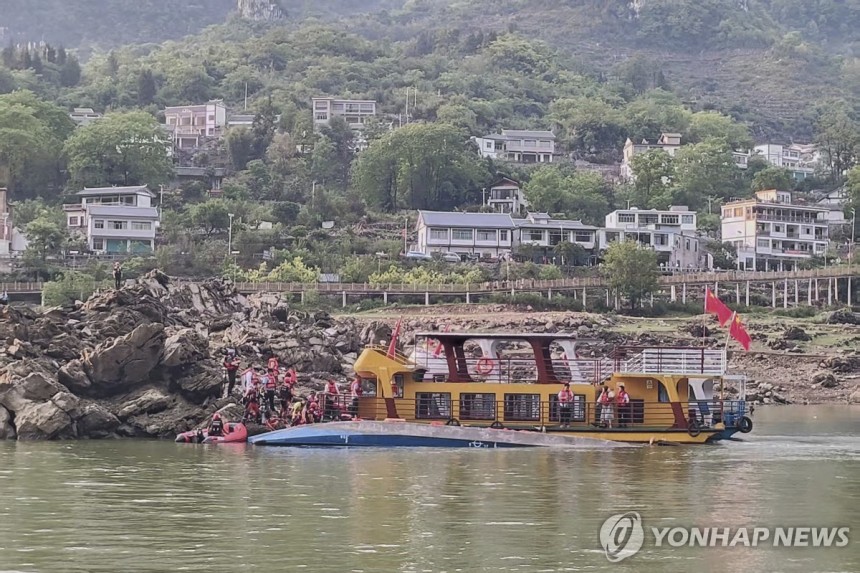 중국 구이저우성 유람선 전복 사고 현장 수색·구조작업 모습 [AP 신화=연합뉴스]