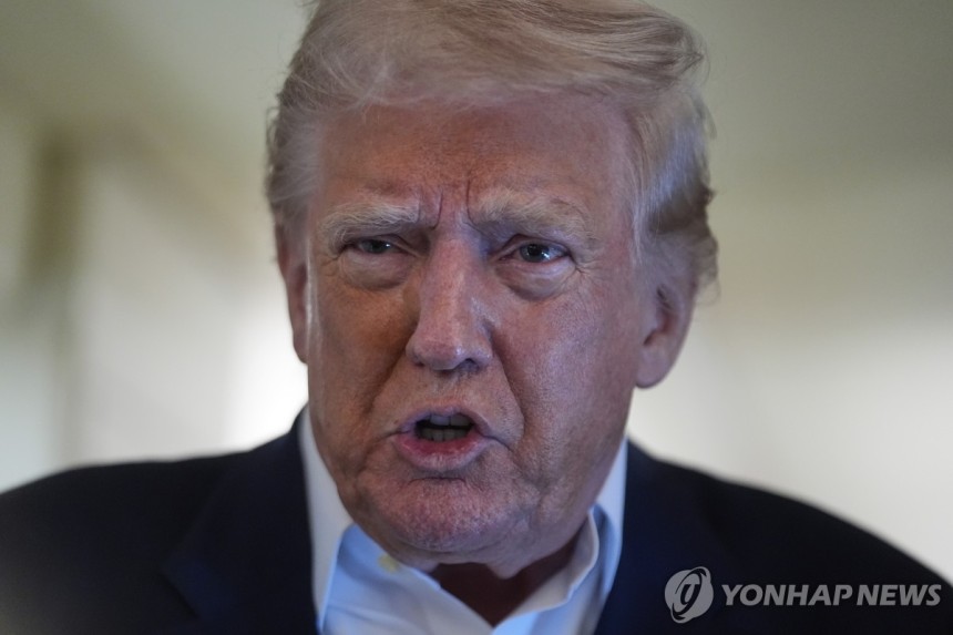 전용기에서 취재진과 문답 나누는 트럼프 [AP=연합뉴스.재판매 및 DB 금지]