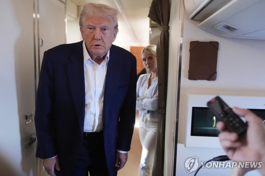 전용기에서 취재진과 문답 나누는 트럼프 [AP=연합뉴스.재판매 및 DB 금지]