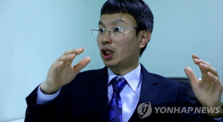 연합뉴스와 인터뷰 중인 조윤환 고아권익연대 대표 [연합뉴스 촬영]