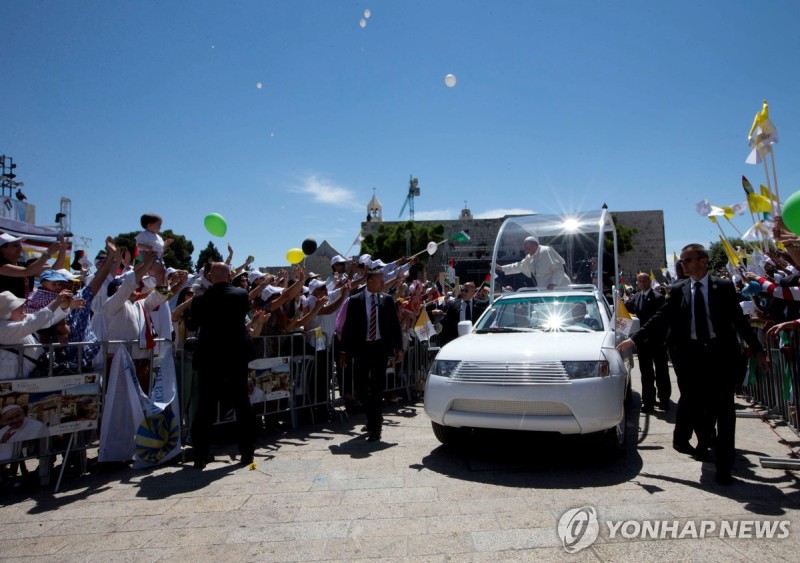 <b>교황</b>의 마지막 선물…<b>전용차</b>, <b>가자지구 어린이</b> 이동<b>진료소</b>로 탈바꿈