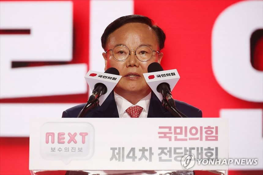 김문수 대선 후보 김재원 비서실장
[연합뉴스 자료사진]