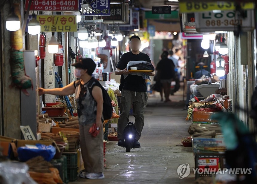 전동휠로 배달하는 식사
(서울=연합뉴스) 김도훈 기자 = 서울 지역 낮 기온이 35도를 기록하는 등 폭염이 계속되고 있는 19일 오후 서울 시내의 한 전통시장에서 한 상인이 전동휠을 타고 음식을 배달하고 있다. 20