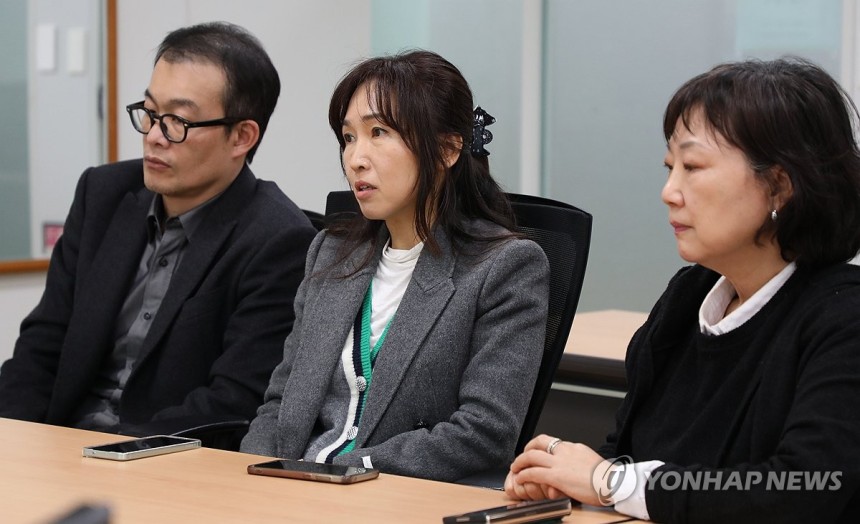 연합뉴스와 인터뷰 중인 몽테뉴해외입양연대 대표 등 3인 왼쪽부터 이승훈 몽테뉴해외입양연대 사무국장,배진시 같은 단체 대표,<a href=