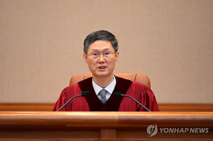 윤 대통령 탄핵심판 선고 입장한 문형배 헌법재판소장 권한대행
(서울=연합뉴스) 문형배 헌법재판소장 권한대행이 4일 서울 종로구 헌법재판소 대심판정에서 열린 윤석열 대통령 탄핵심판 선고에 입장해 있다. 2025.4.4