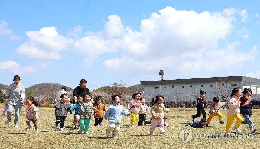 뛰어노는 어린이들 *기사와 관련이 없는 자료사진입니다.
[연합뉴스 자료사진]