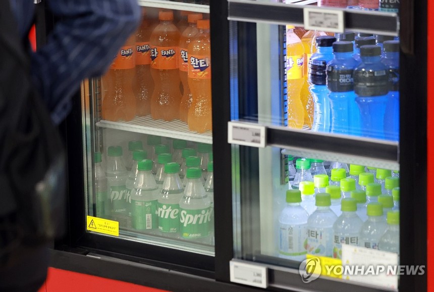 다음달 코카콜라음료 일부 음료 가격 인상, 코카콜라는 제외
(서울=연합뉴스) 신현우 기자 = 21일 서울 시내 한 대형마트에서 판매하는 코카콜라음료 스프라이트, 환타, 파워에이드.
    코카콜라음료는 다음 달 1일